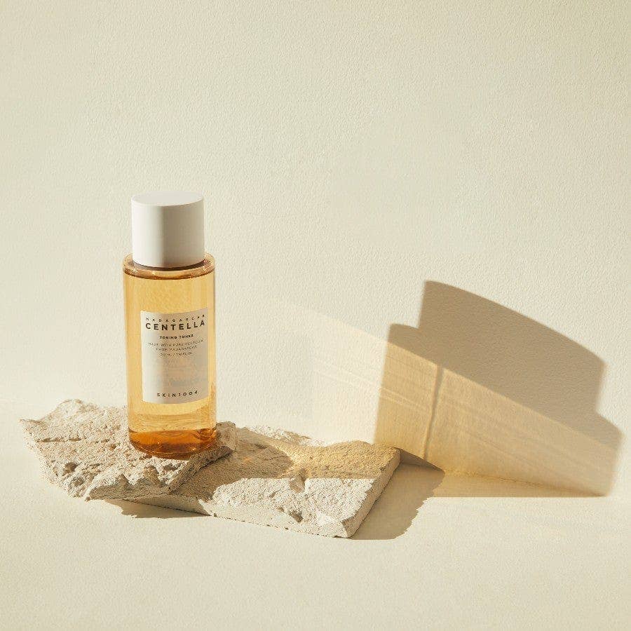 SKIN1004 Madagascar Centella Tónico Facial Tonificante e Hidratante, Calma la Piel y Ayuda a Reforzar la Barrera Cutánea, Textura Ligera y Refrescante de Rápida Absorción, Mejora la Suavidad y Equilibrio de la Piel, Ideal para Piel Sensible, Uso Diario