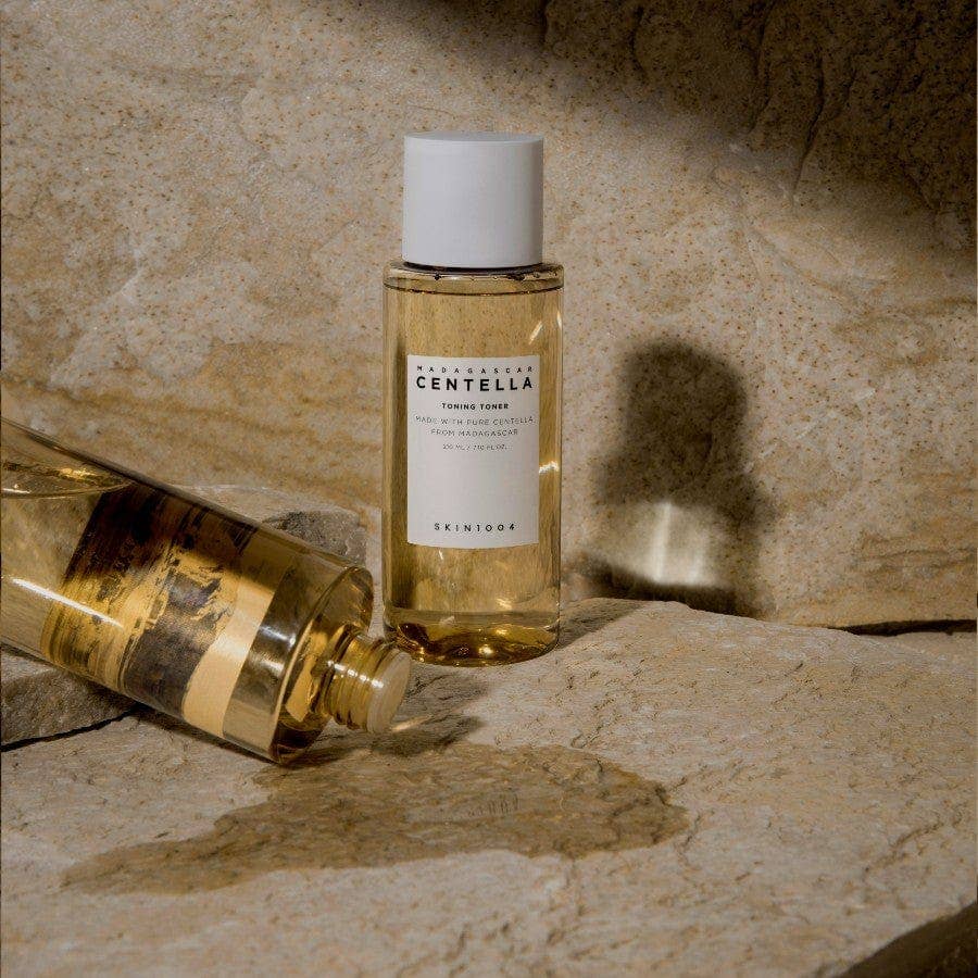 SKIN1004 Madagascar Centella Tónico Facial Tonificante e Hidratante, Calma la Piel y Ayuda a Reforzar la Barrera Cutánea, Textura Ligera y Refrescante de Rápida Absorción, Mejora la Suavidad y Equilibrio de la Piel, Ideal para Piel Sensible, Uso Diario